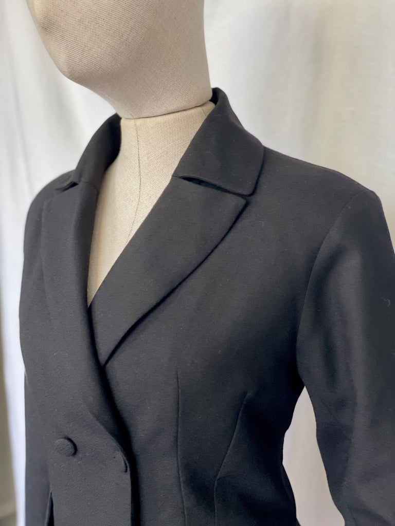 Kimono sleeve detail on black crepe wool Capucine blazer