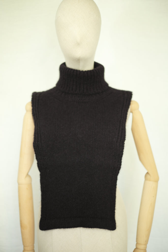 mona wie handcrafted from natural alpaca-merino blend  neckwarmer in black