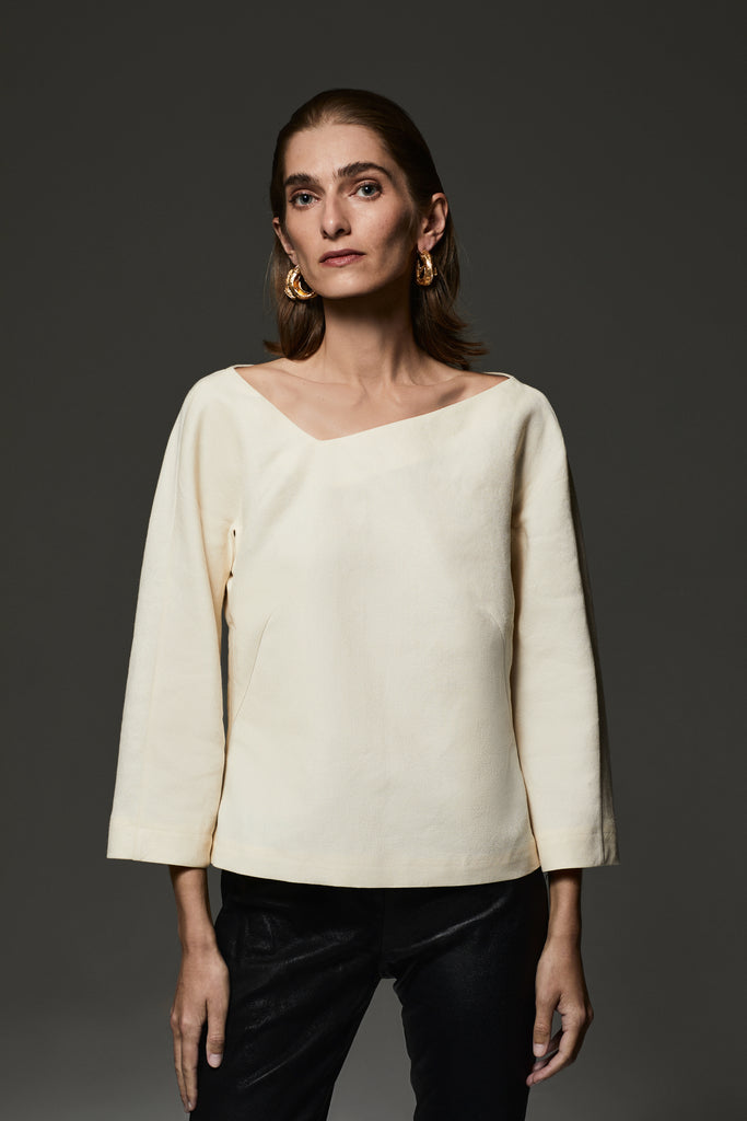 Audrey blouse in beige silk-wool crepe with asymmetric boat neck