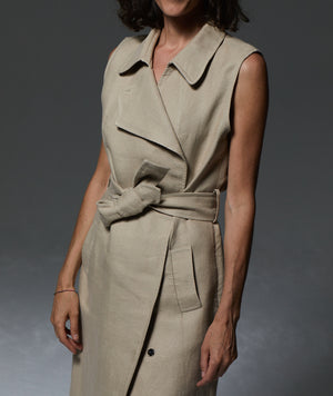 Close-up of the Sleeveless Charlie trench dress in khaki double-face linen twill, midi length