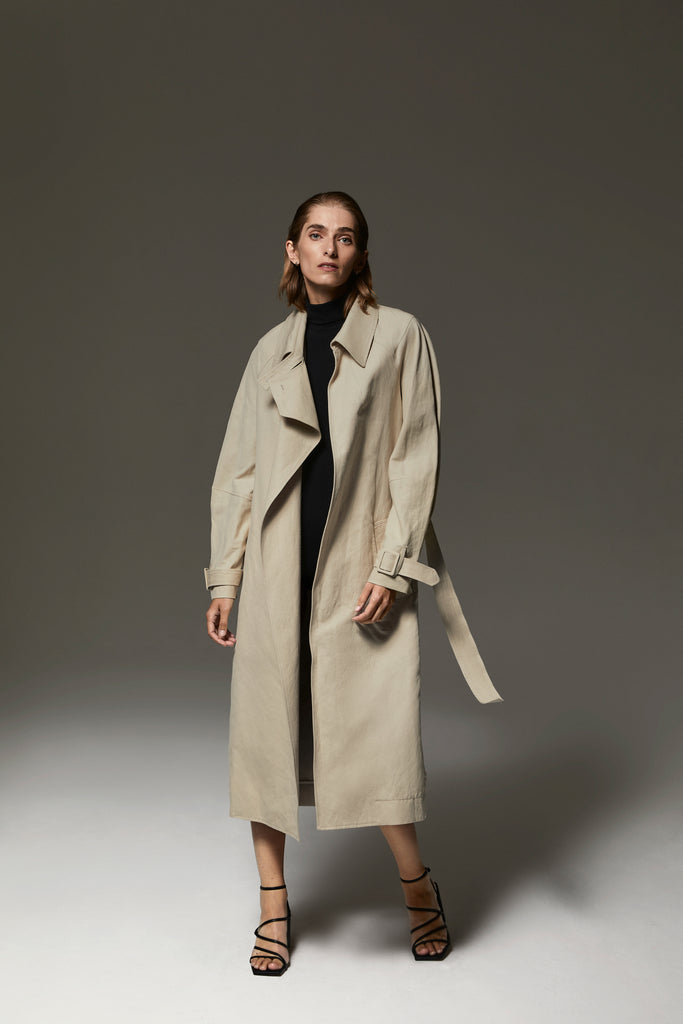 Long Charlie trench coat in Safari beige linen-cotton, featuring a bucket belt and sleeve straps.