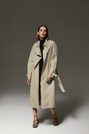 Long Charlie trench coat in Safari beige linen-cotton, featuring a bucket belt and sleeve straps.