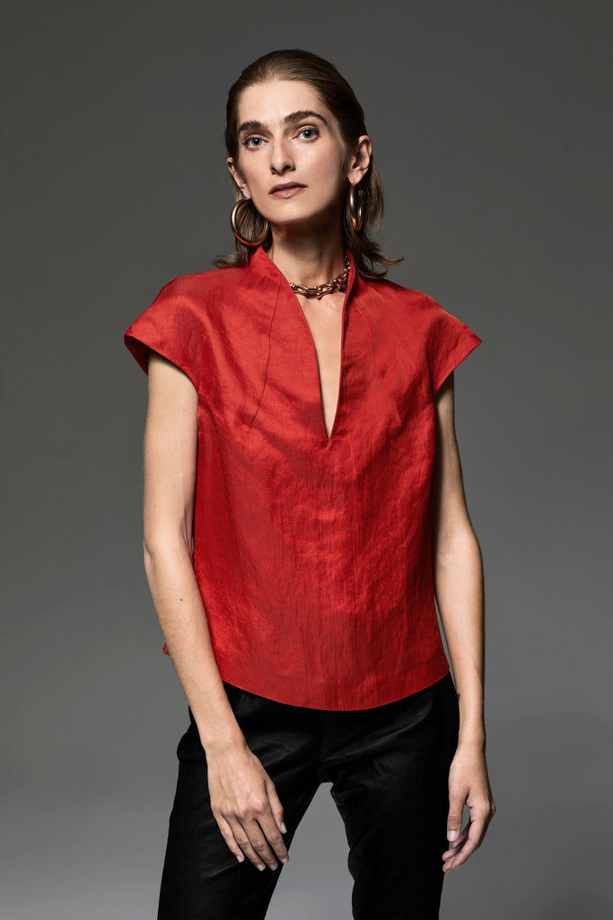 Structured blouse with cap sleeves in scarlet red linen-cupro blend